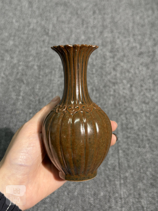 清乾隆紫金釉如意云头纹菊瓣瓶 - 图4